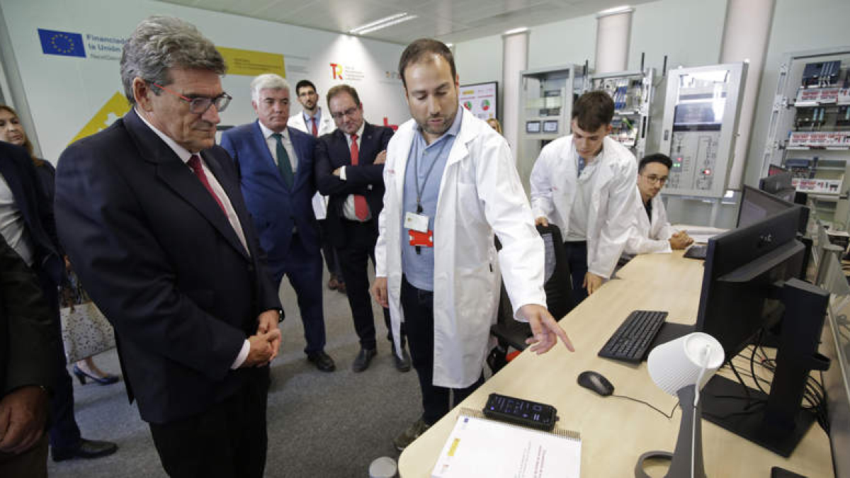 El ministro Escrivá observa las herramientas que ya ha desarrollado el Laboratorio de Ciberseguridad del Incibe. FERNANDO OTERO