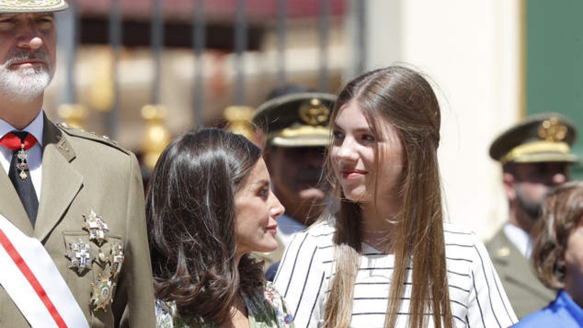 El rey Felipe VI, la reina Letizia y la infanta Sofía, en Zaragoza. JAVIER CEBOLLADA