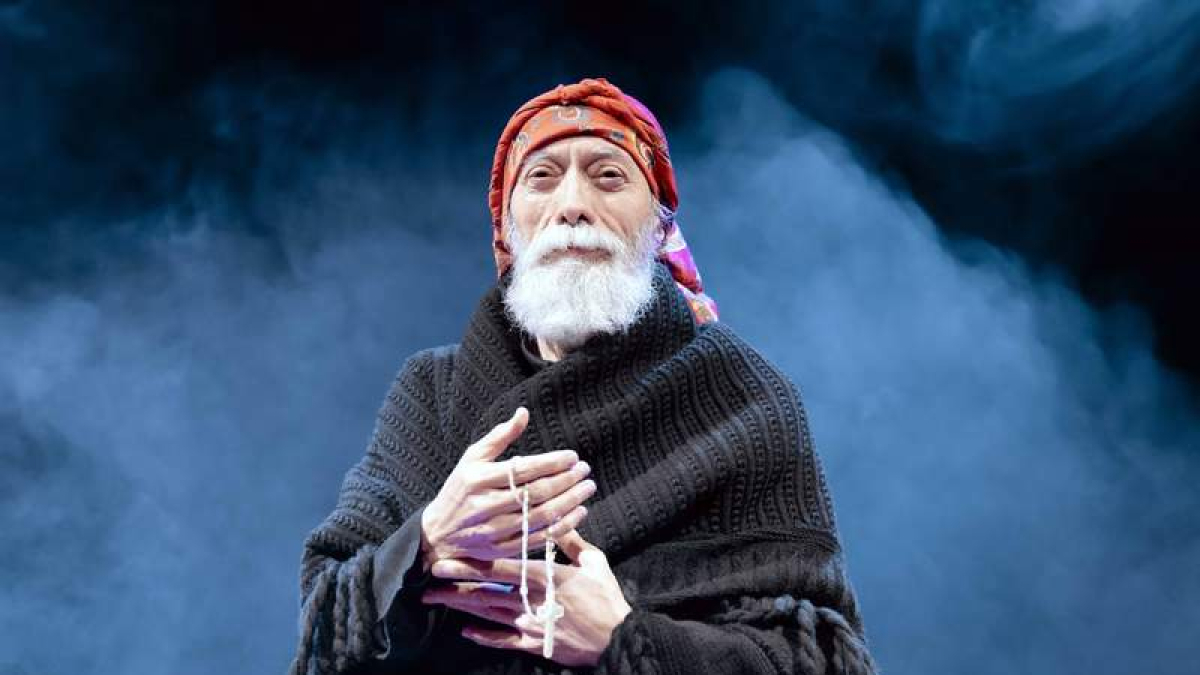 Quico Cadaval, interpretando a una de las tres ‘vellas’ en la obra que también protagonizan Sanmartín y José Luis Gutiérrez.  SONIA GARCÍA
