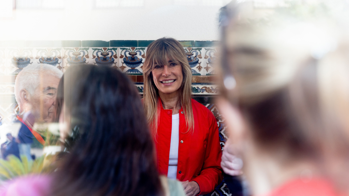 La mujer del presidente del Gobierno, Begoña Gómez, tras ejercer su derecho a voto en el colegio de Nuestra Señora del Buen Consejo, a 9 de junio de 2024, en Madrid (España).