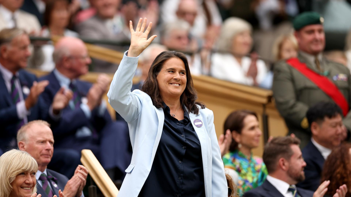 La ex campeona de Wimbledon, Conchita Martínez, saluda antes de tomar asiento en la cancha central antes del inicio del partido en el Campeonato de Wimbledon, Gran Bretaña. EFE/EPA/ADAM VAUGHAN