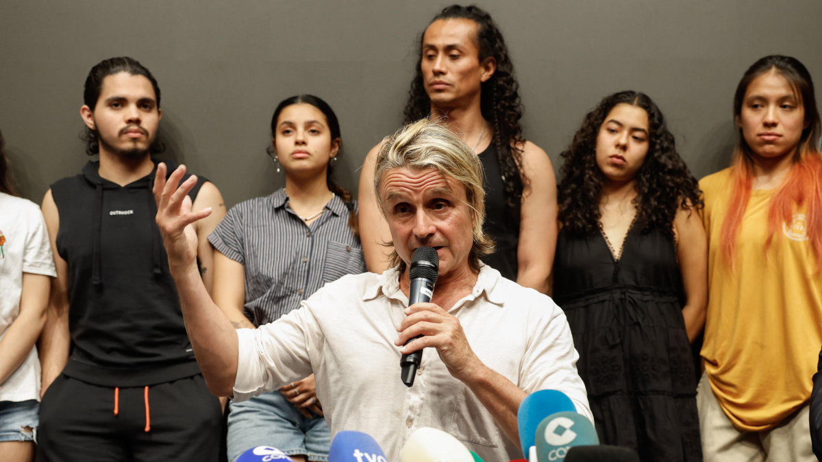 El compositor y productor teatral español Nacho Cano ofrece una rueda de prensa tras quedar en libertad provisional este martes después de declarar ante la Policía. EFE/Mariscal
