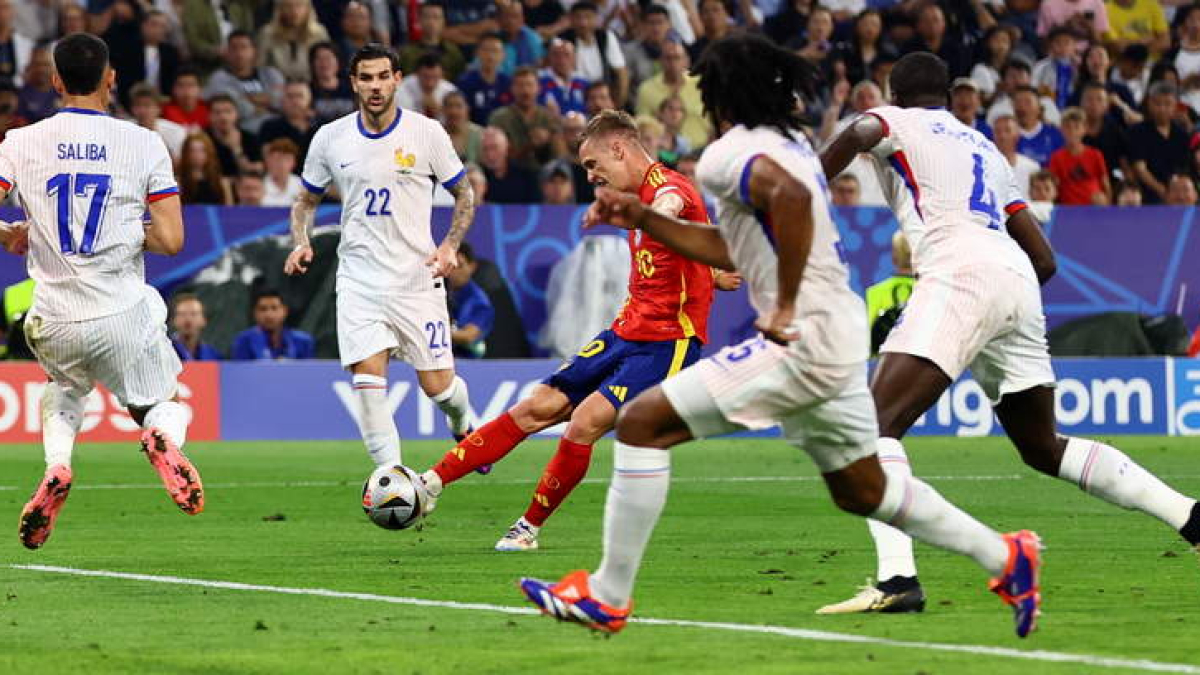 Dani Olmo en el momento de chutar ante la portería de Francia. Una acción que supuso el 2-1 para la selección española. SINGER