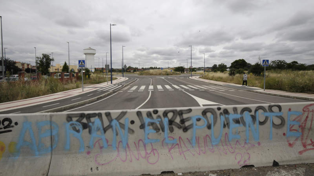 El vial de San Juan de Dios, que debe facilitar el acceso entre San Andrés y León, lleva más de tres años terminado y sin abrir.