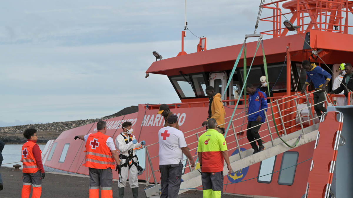 Archivo - Trabajadores de la Cruz Roja atienden a los 190 migrantes rescatados por una embarcación de Salvamento Marítimo. 