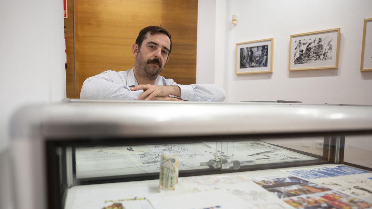 El dibujante Álvaro Martínez Bueno posa durante una entrevista con EFE en Torrelavega, Cantabria. EFE/Pedro Puente Hoyos