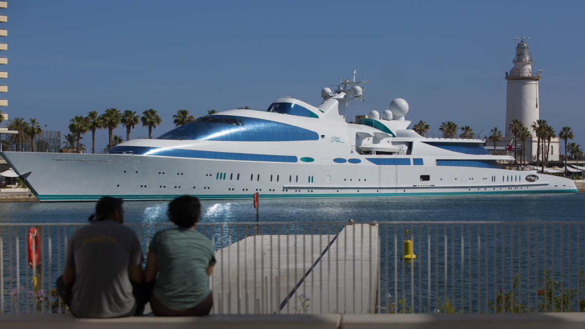 El yate Yas, uno de los más grandes y exclusivos del mundo, propiedad del millonario Hamdan Bin Mohammed bin Rashid Al Maktoum, príncipe heredero de Dubái. EFE/ Daniel Pérez