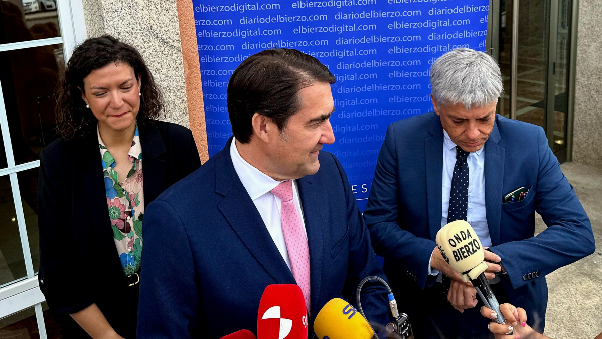Lidia Coca, Juan Carlos Suárez-Quiñones y Eduardo Diego, este miércoles en Ponferrada, en un foro de El Bierzo Digital.