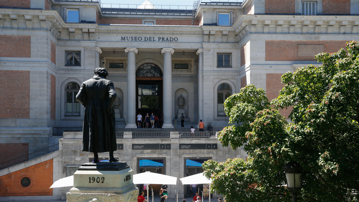 Monumento a Francisco de Goya en la calle de Felipe IV, frente al Museo del Prado. EFE/Isabel Jinpeng
