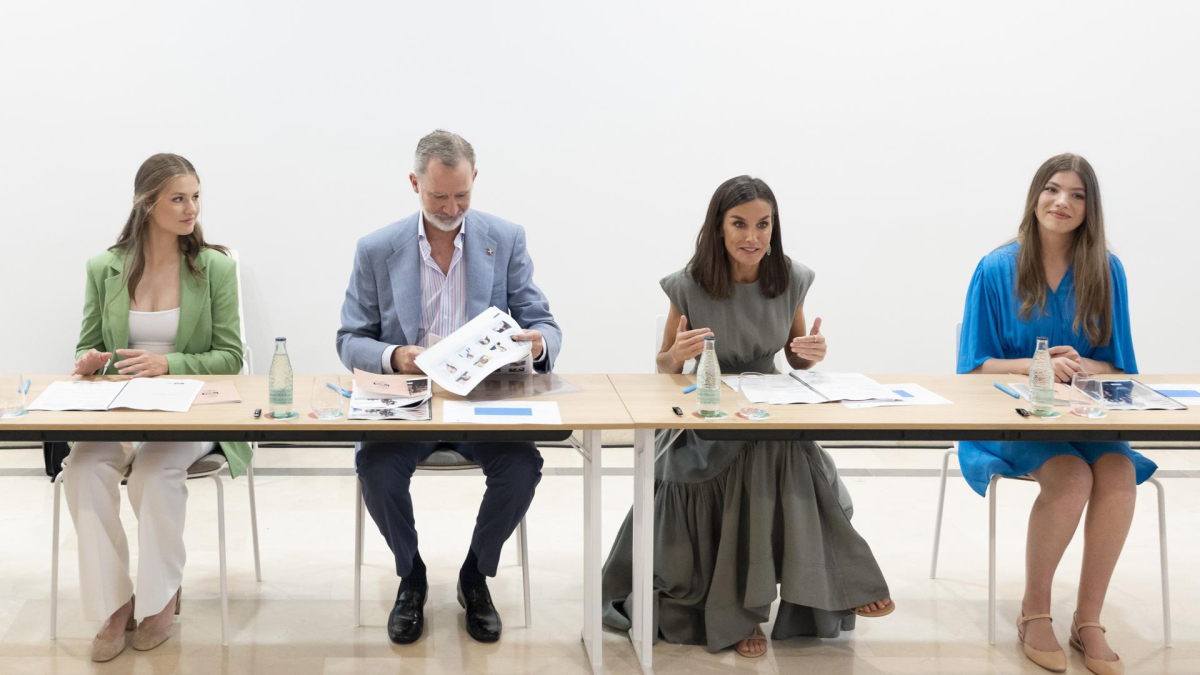 La princesa Leonor (i), el Rey Felipe VI, la Reina Letizia (2d) y la Infanta Sofía (d) durante el encuentro que han mantenido con los miembros del Consejo Asesor Joven.EFE/ David Borrat