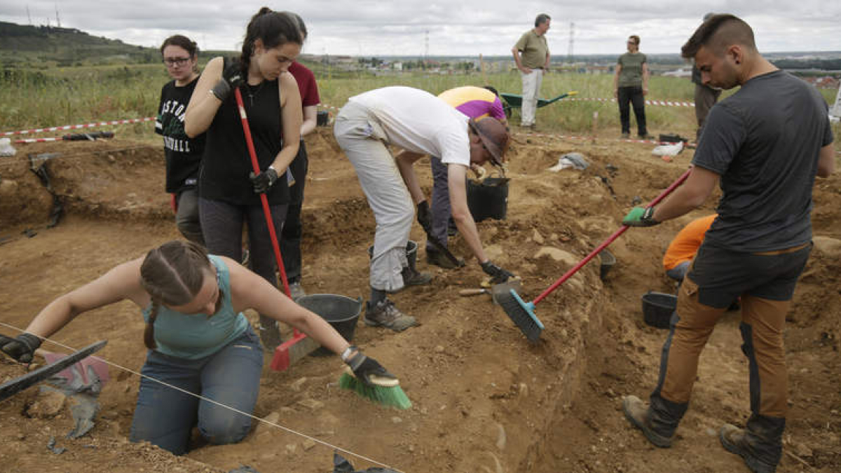 Los alumnos empezaron ayer las excavaciones. FERNANDO OTERO
