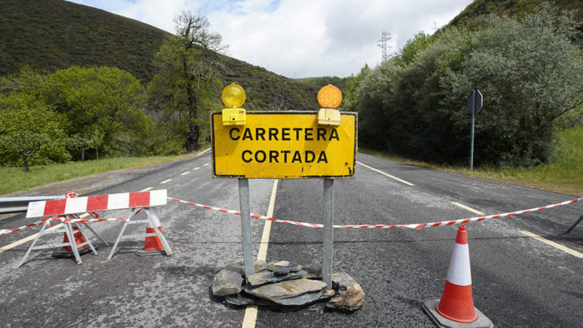 La carretera CL-631 continúa cortada  a la altura de Santa Cruz del Sil debido al último gran desprendimiento.