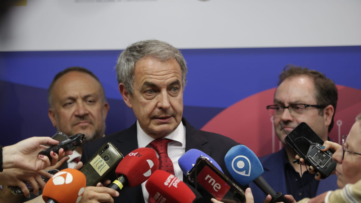 Rodríguez Zapatero, este miércoles, en el Palacio de los Guzmanes, con el presidente de la Diputación, Gerardo Álvarez Courel, detrás.