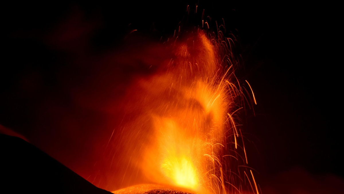 Erupción del volcán Etna vista desde cerca de Fornazzo, isla de Sicilia, Italia. EFE/ORIETTA SCARDINO