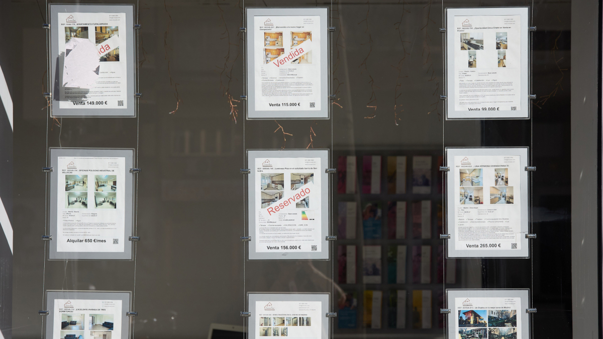 Carteles de pisos en una inmobiliaria. Jesús Hellín 