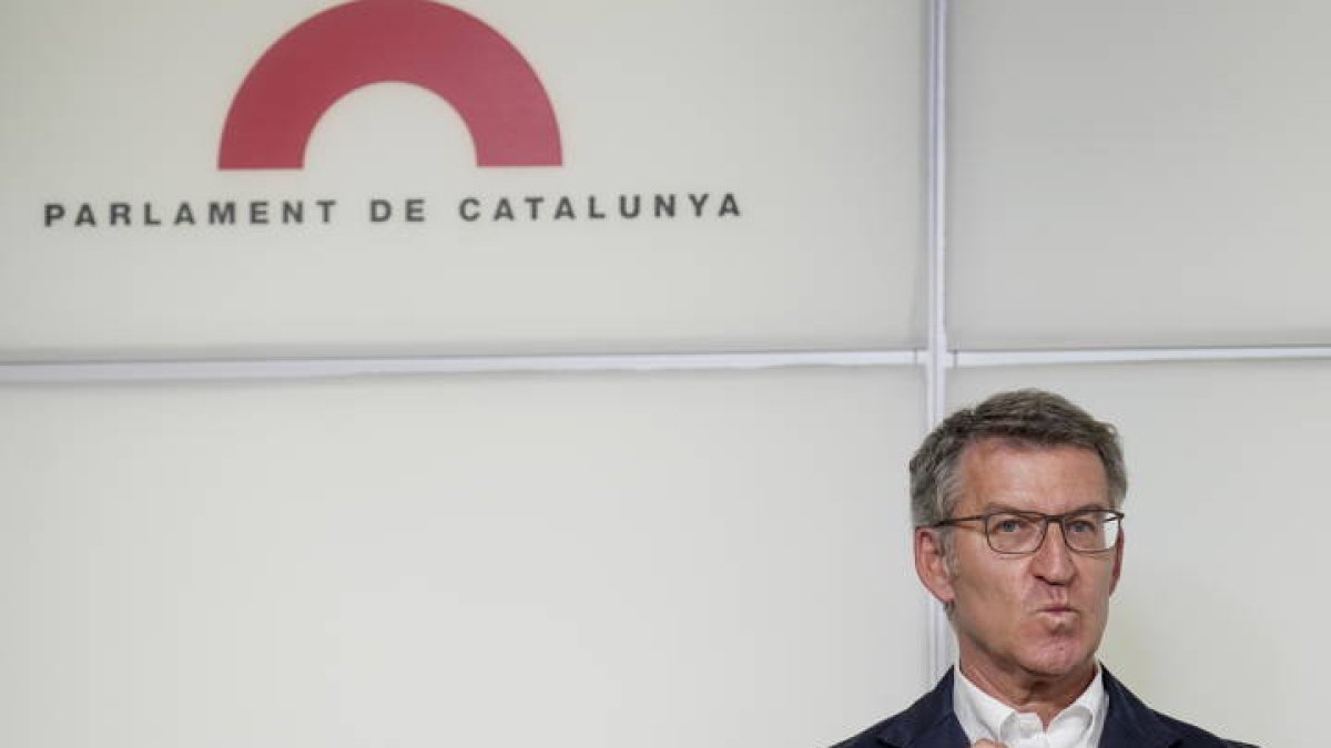 El líder del PP, Alberto Núñez Feijóo, durante la rueda de prensa ofrecida en el Parlament de Cataluña desde donde ha defendido este lunes la 