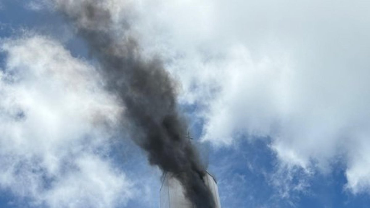 La aguja de la catedral de la ciudad francesa de Ruán, en la región de Normandía, ha sufrido un incendio este jueves EFE/ Préfet De Normandie