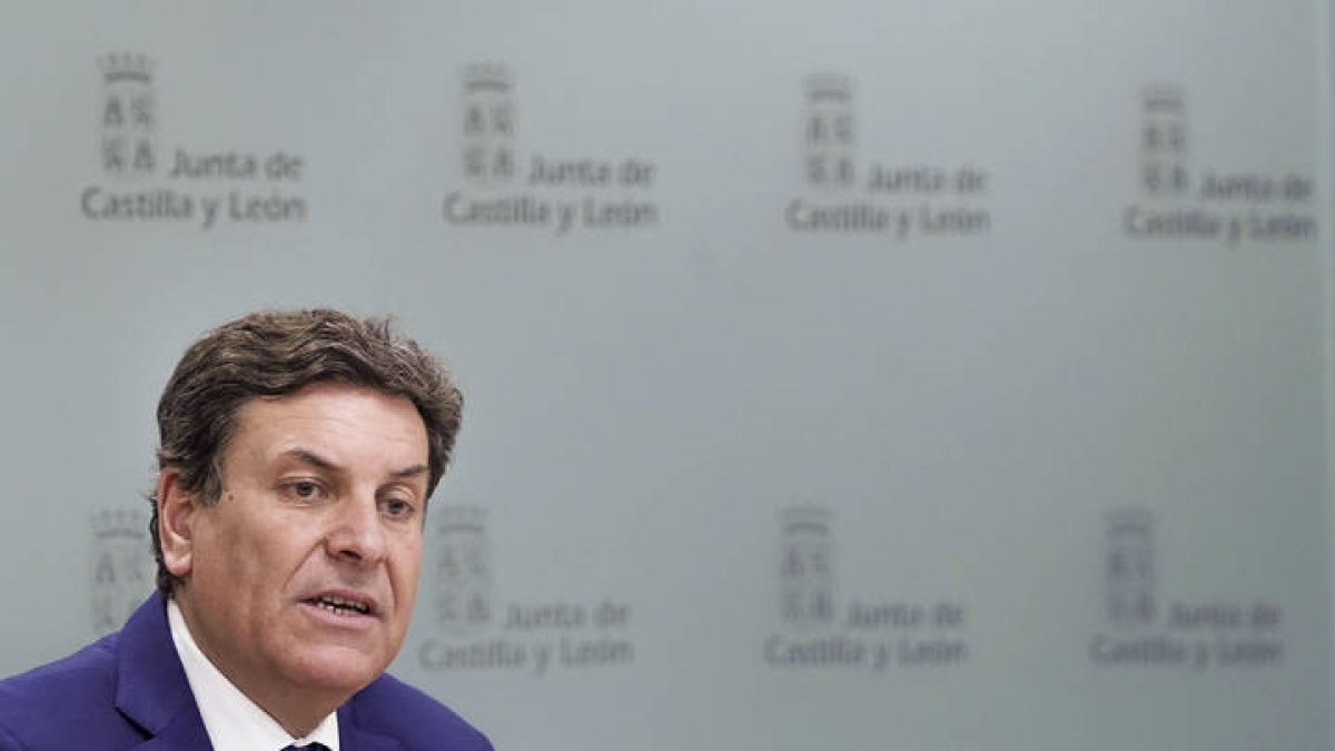 El consejero de Economía y Hacienda y portavoz, Carlos Fernández Carriedo, comparece en rueda de prensa posterior al Consejo de Gobierno de la Junta de Castilla y León.