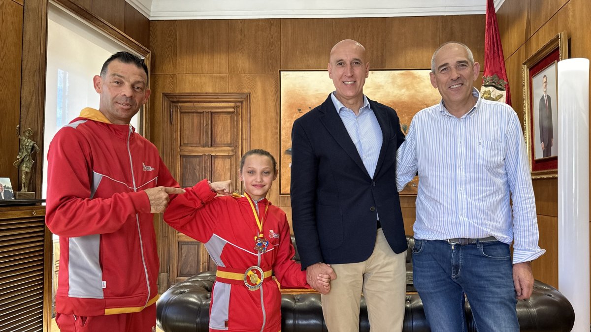 Leire Barrul, homenajeada en el Ayuntamiento tras su oro.