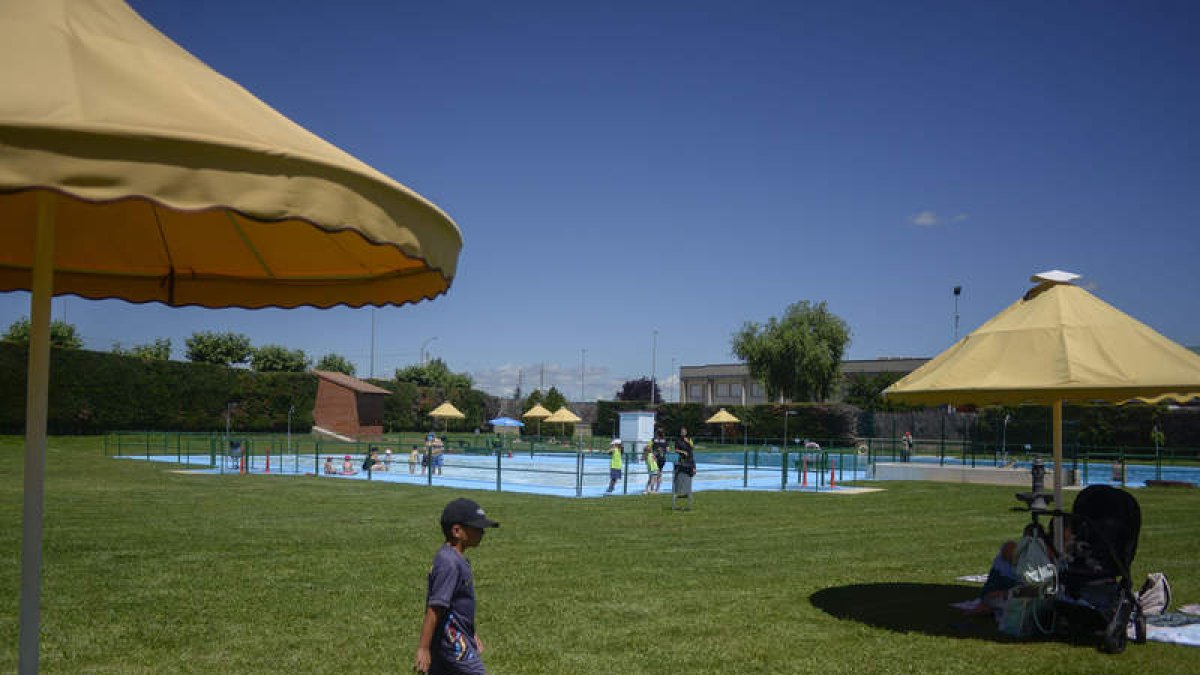 Villaquilambre es un oasis para escapar del calor del verano. Ya sea por las instalaciones de Villaobispo, con sus inmensas ‘playas’ verdes y sus piscinas, o ya sea por el agua de la rivera del río Torío, que riega sus tierras, el municipio leonés es un destino ideal en época estival. Y así es para toda la familia, pues lo más pequeños pueden disfrutar de las piscinas y los cursos de natación y de pádel, sin olvidar los campamentos de verano que permiten a los padres poder conciliar el trabajo sin que los hijos dejen de disfrutar del verano. MARÍA FUENTES