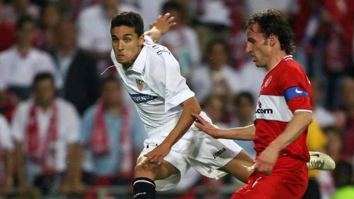 Jesús Navas, contra Southgate en la final de la Copa de la Uefa. EP
