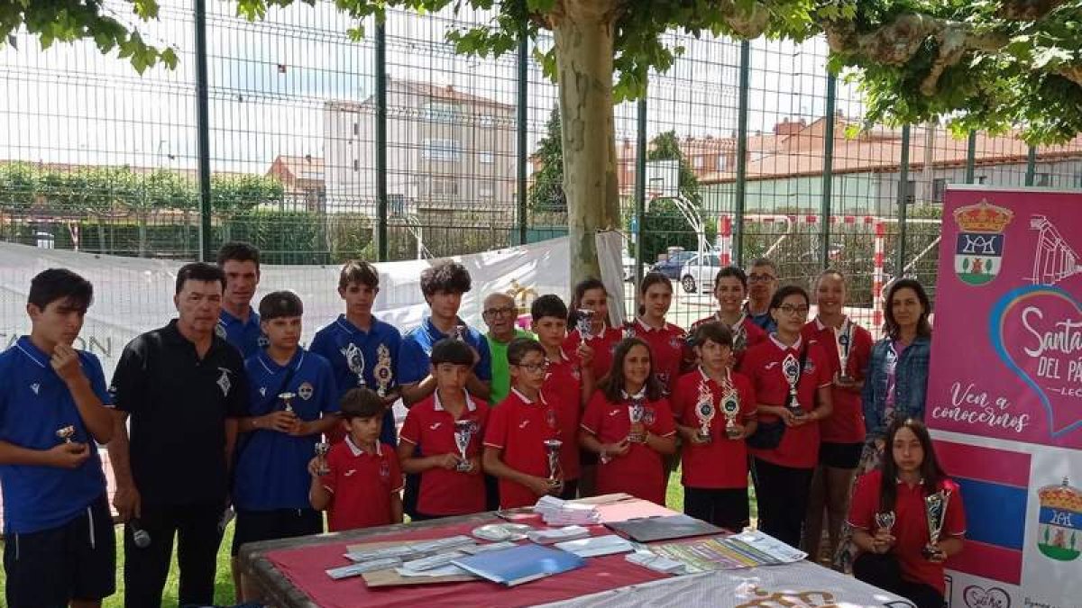 Los campeones del torneo junior de juegos. DL