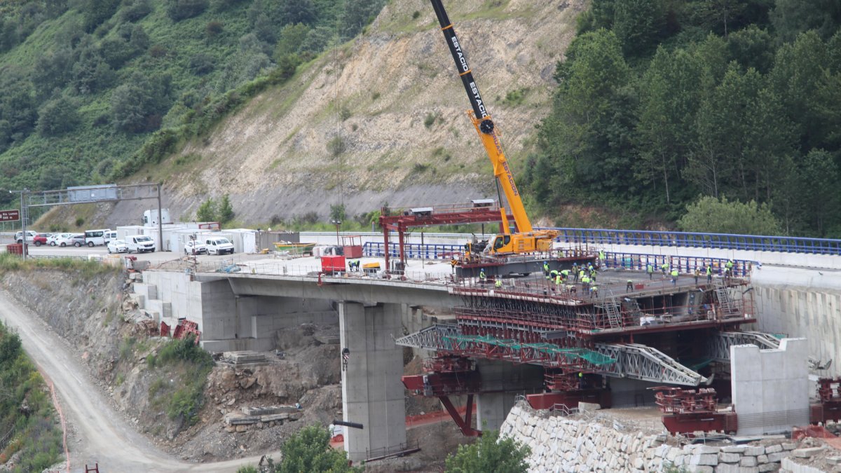 Imagen de archivo de las obras de construcción del nuevo viaducto, que se espera que reabra a finales de año.