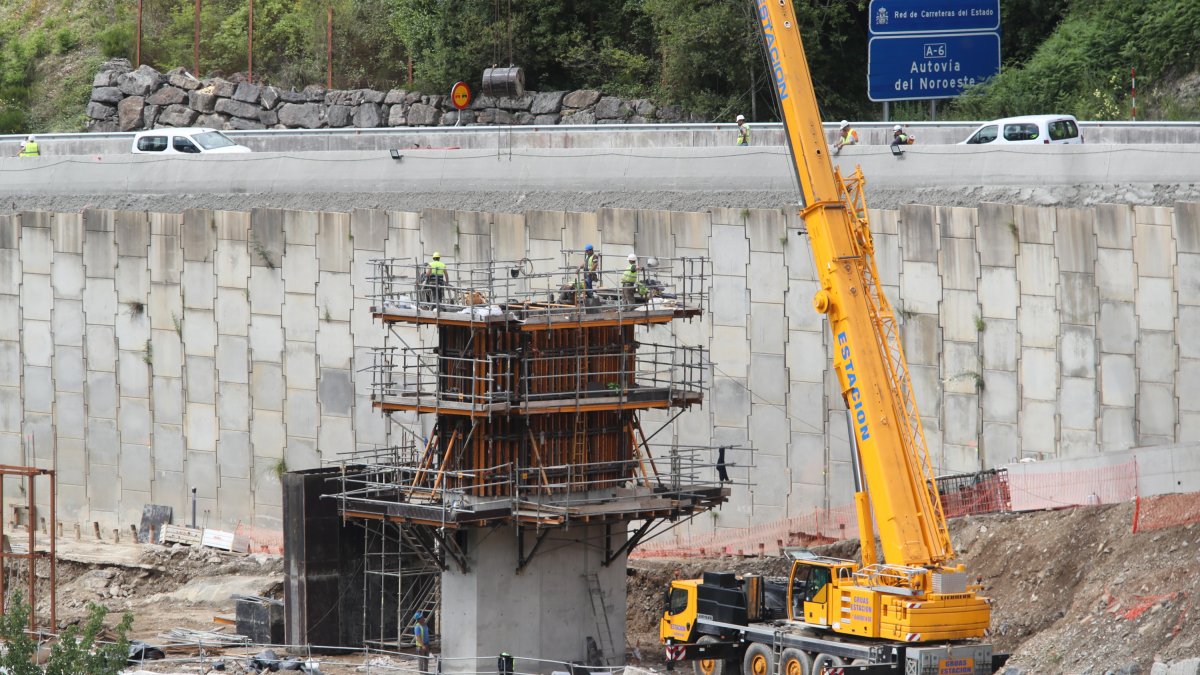 Las obras de construcción del nuevo viaducto, que se espera que reabra a finales de año.