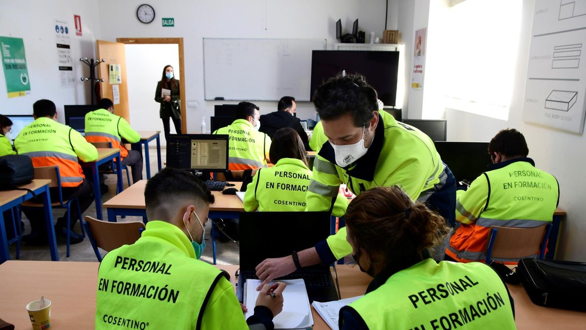 Imagen de archivo de varios estudiantes en un aula de la F.P. Dual que se imparte en las instalaciones del Grupo Cosentino en Cantoria, Almería. EFE/Carlos Barba