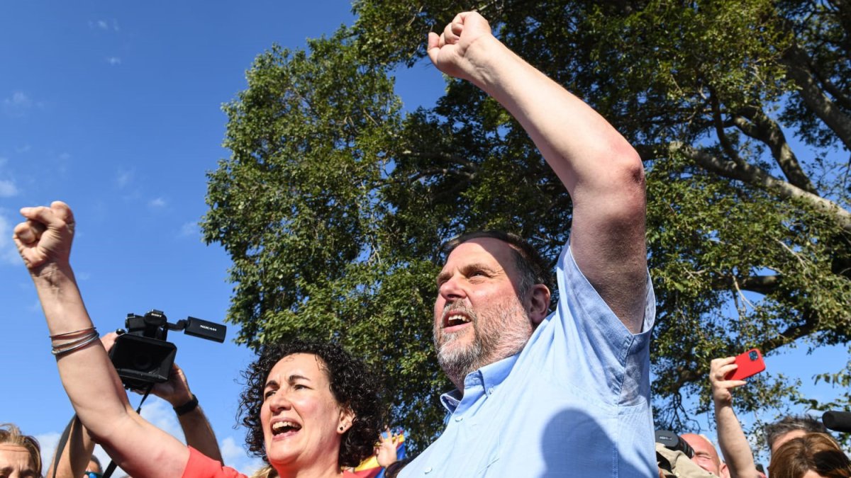 La secretaria general de ERC, Marta Rovira, y el expresidente del partido, Oriol Junqueras, se reencuentran en Cantallops (Girona)