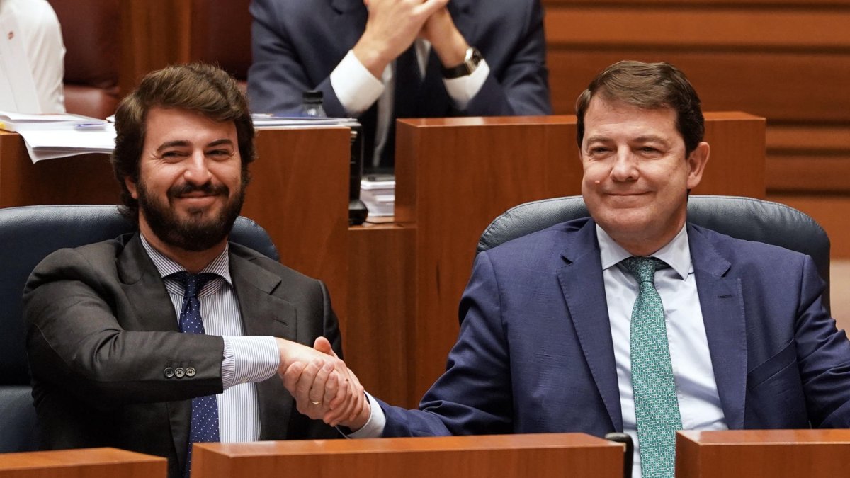 Imagen de archivo del presidente de la Junta de Castilla y León, Alfonso Fernández Mañueco (d), con el vicepresidente Juan García-Gallardo (i) en la aprobación de la Ley de Presupuestos para 2024 y la Ley de Medidas Tributarias.
