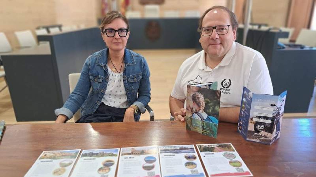 Javier Carrera y la técnico de Turismo, Elisa Pardo. L