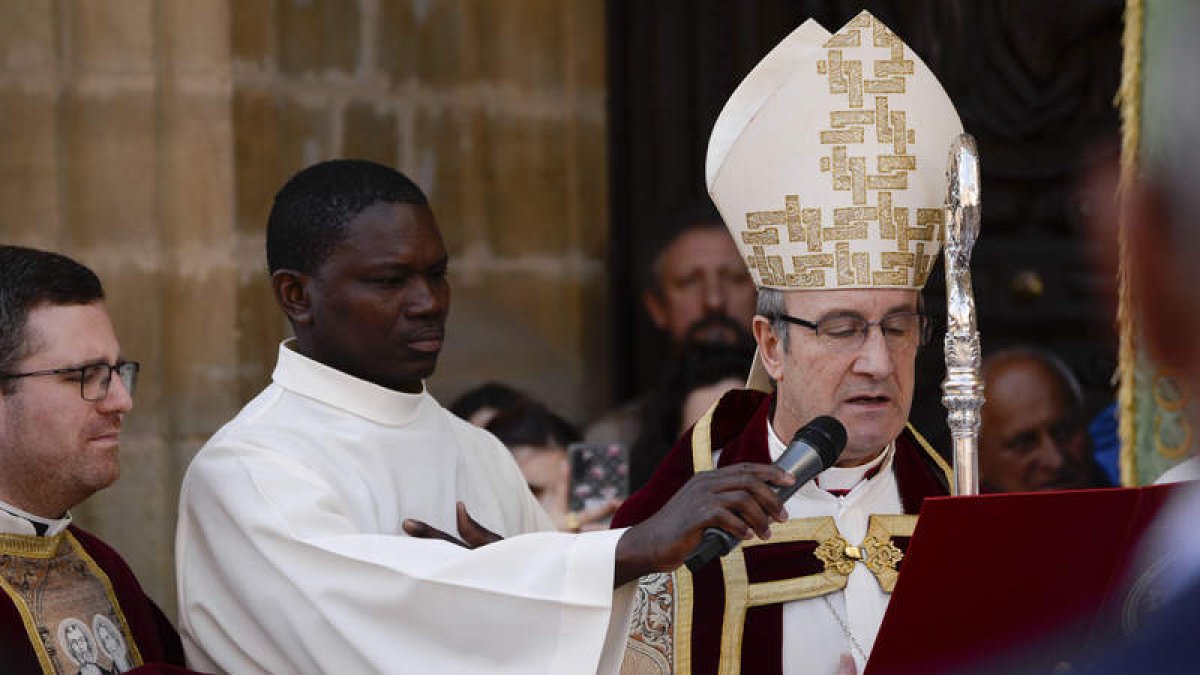 El Obispo de Astorga, Jesús Ferández González, en una imagen de archivo.  MARÍA FUENTES