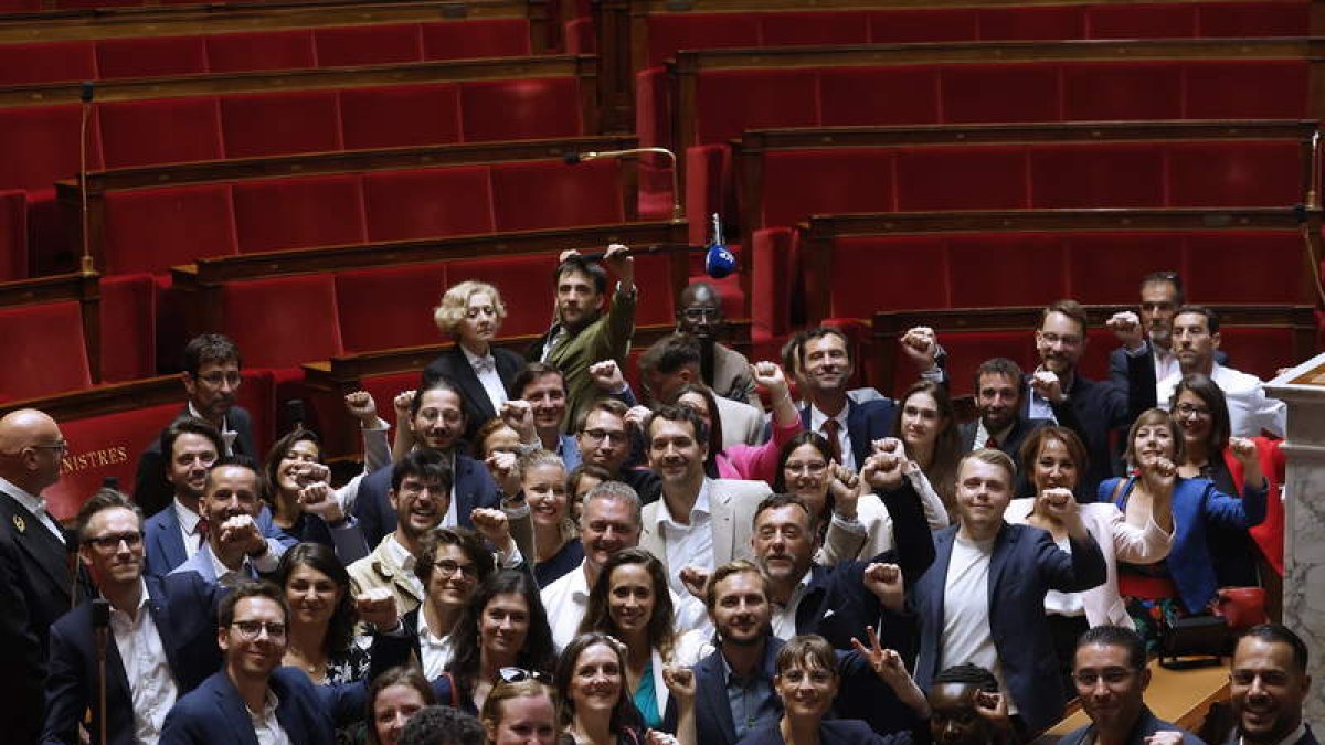 La foto de grupo de La Francia Insumisa en el Parlamento francés. YOAN VALAT