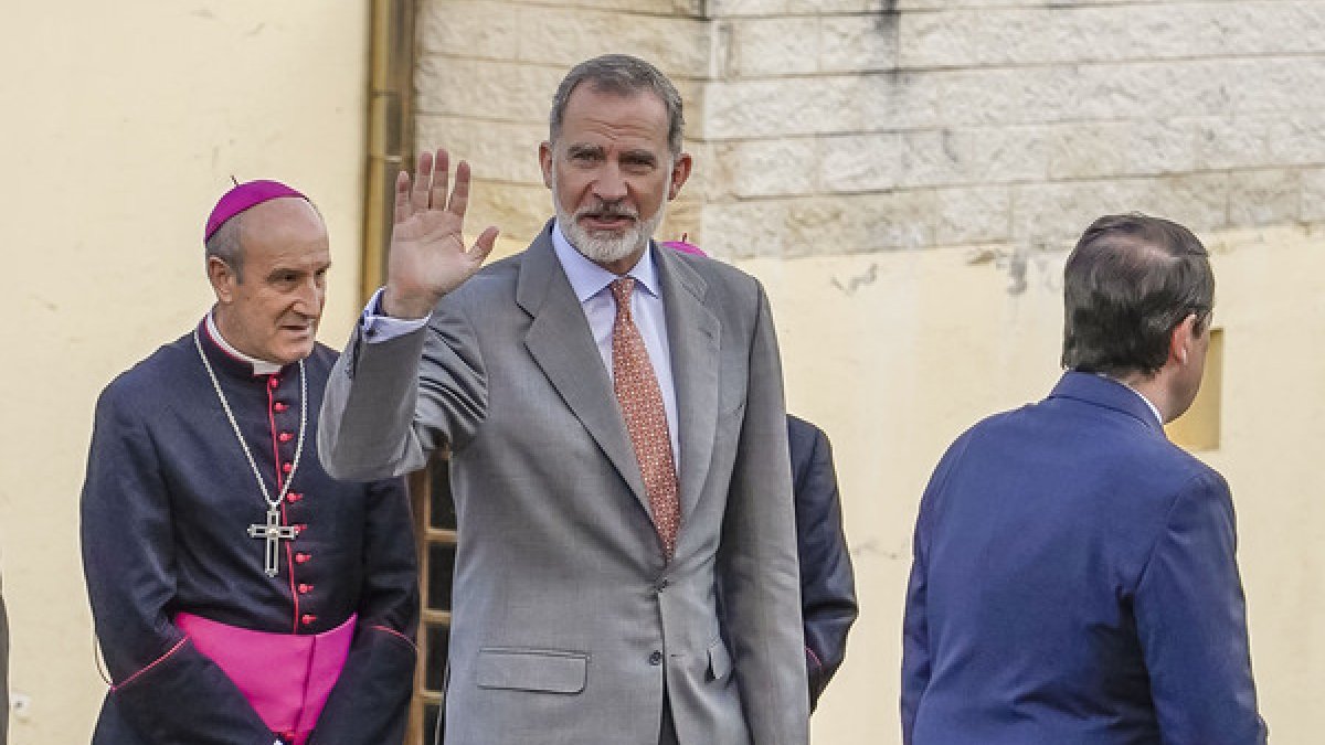 El rey Felipe VI y el presidente de la Junta, Alfonso Fernández Mañueco, inauguran la XXVII edición de Las Edades del Hombre, con sede compartida entre Villafranca del Bierzo y Santiago de Compostela. En la imagen saluda a las autoridades a la llegada a Villafranca del Bierzo