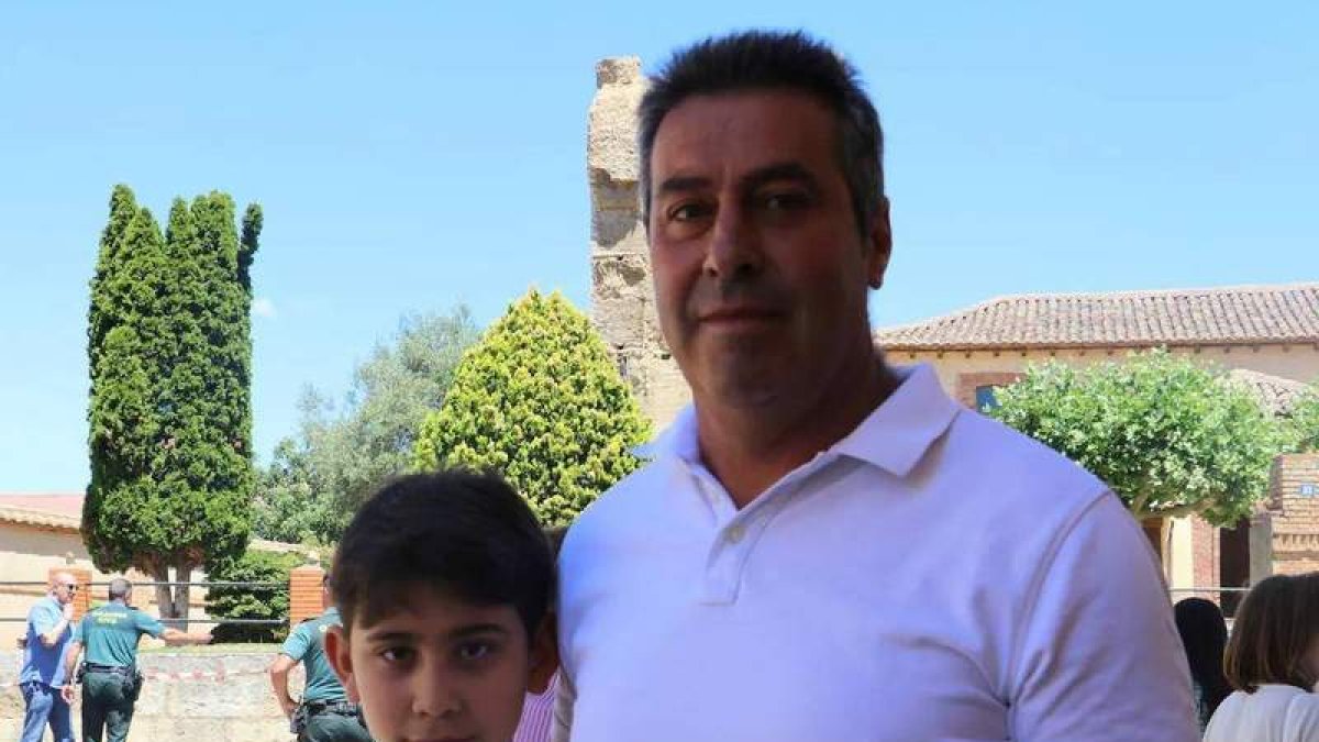 Benito Francisco con su hijo, 15 minutos después del derrumbe. DL