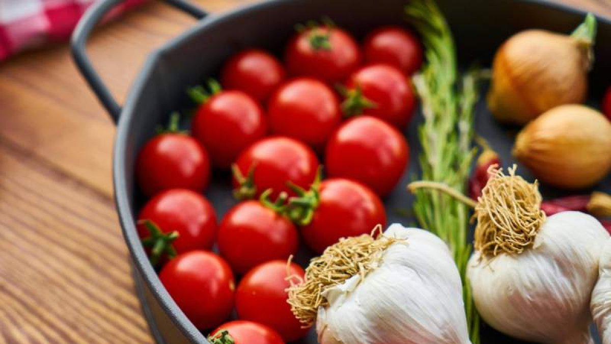 Sartén con alimentos saludables.  PEXELS