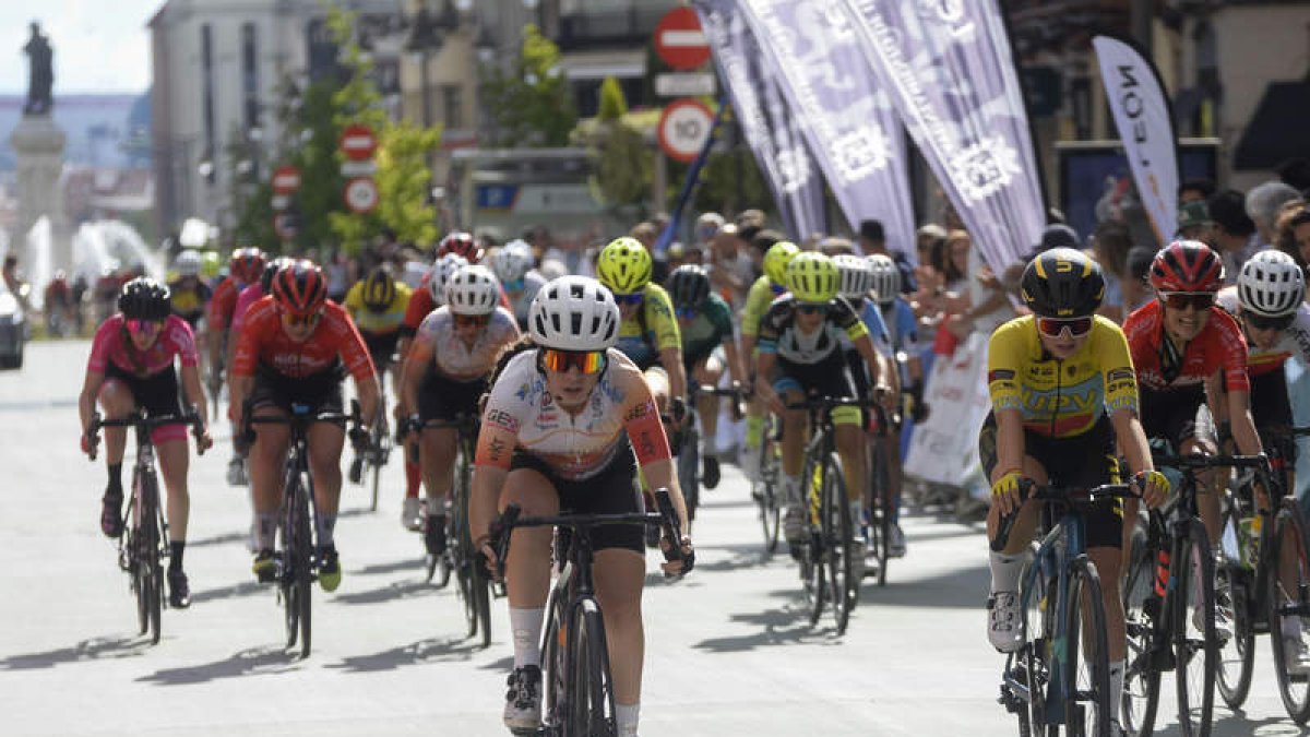 León puso el punto y final a la Copa de España Femenina Cofidis con la presencia de las mejores ciclistas nacionales por las calles de la ciudad y alrededores. MARÍA FUENTES / RFEC