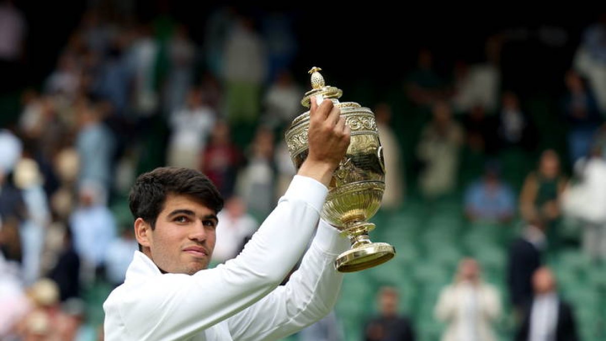Carlos Alcaraz levanta el trofeo de ganador de Wimbledon, el segundo ya para el tenista español en su carrera. Y seguido.