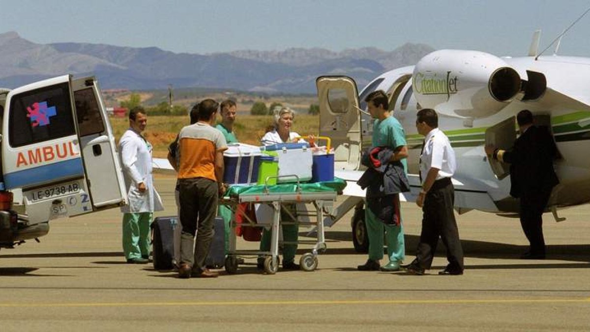 Operarios médicos trasladan órganos de un donante.  ANA M. DIEZ