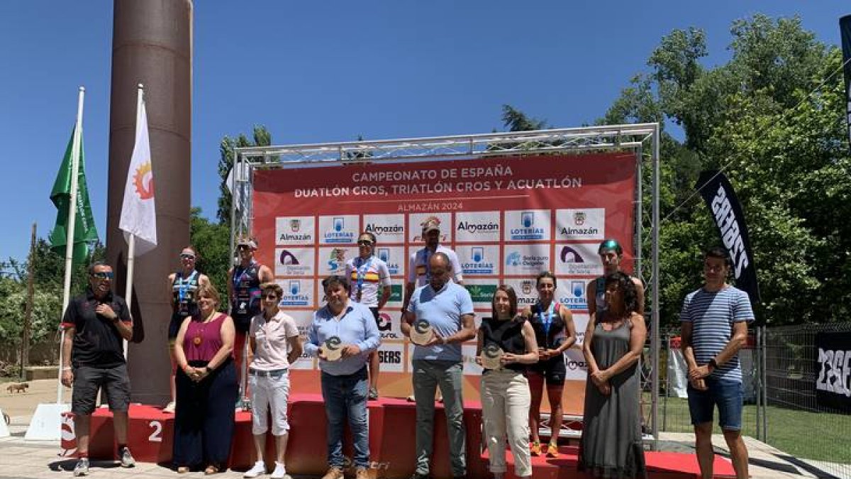 Kevin Viñuela en lo alto del podio tras acabar primero en la prueba de triatlón cross del Nacional.