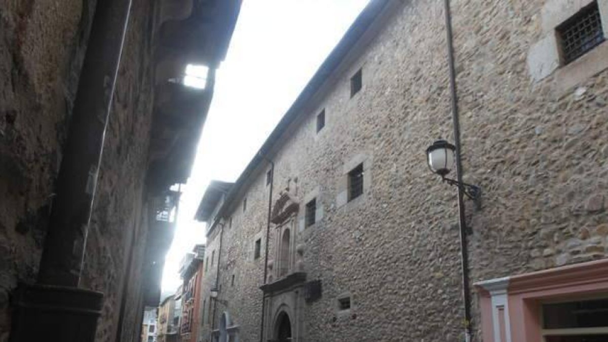 El convento de clausura de las Madres Concepcionistas, en la emblemática calle del Reloj de Ponferrada.