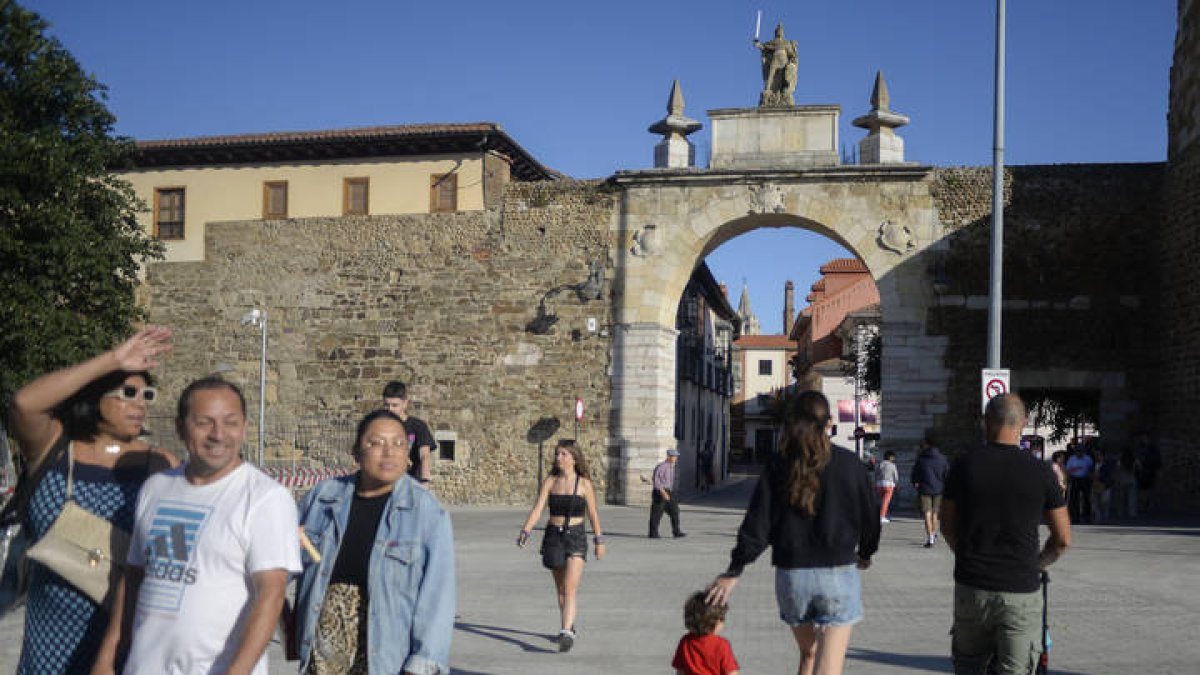 Los vehículos de residentes y autorizados pueden volver a usar el acceso del Arco de la Cárcel.