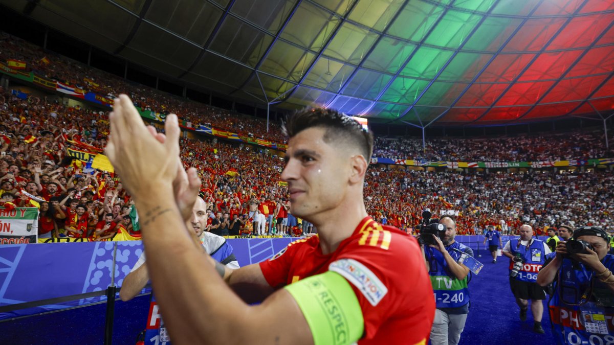 El jugador de la selección española, Álvaro Morata, celebra su victoria en la final de la Eurocopa tras derrotar por 2-1 a Inglaterra en el encuentro que disputado en el estadio Olímpico de Berlín. EFE /Alberto Estévez.