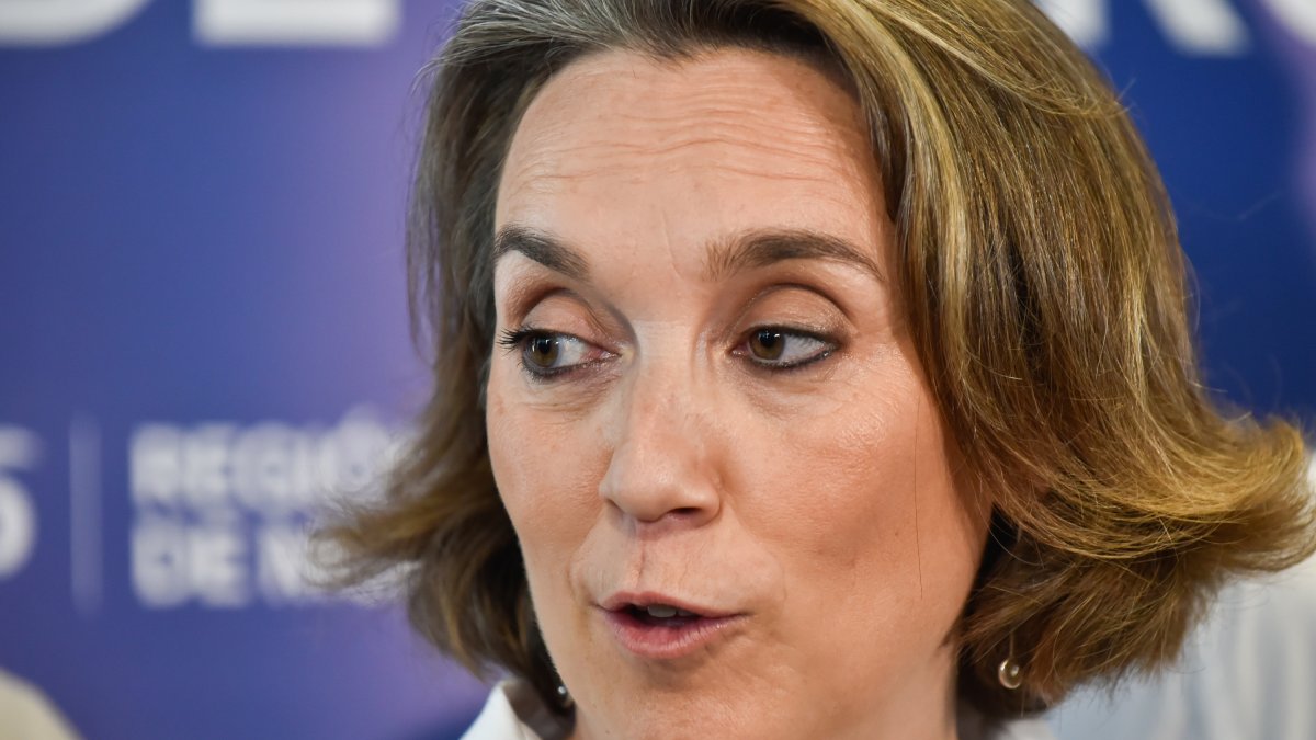La secretaria general del PP, Cuca Gamarra, atiende a los medios de comunicación durante la clausura del Curso de Verano del PPRM, a 13 de julio de 2024, en Murcia, Región de Murcia (España).