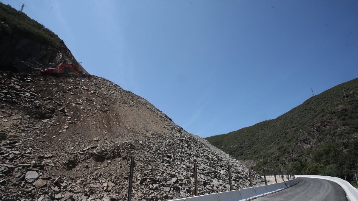 Paso provisional habilitado en el punto del derrumbe, en el término municipal de Páramo del Sil.