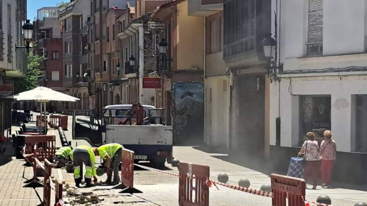 Obras en la calle Astorga de La Bañeza.  DL