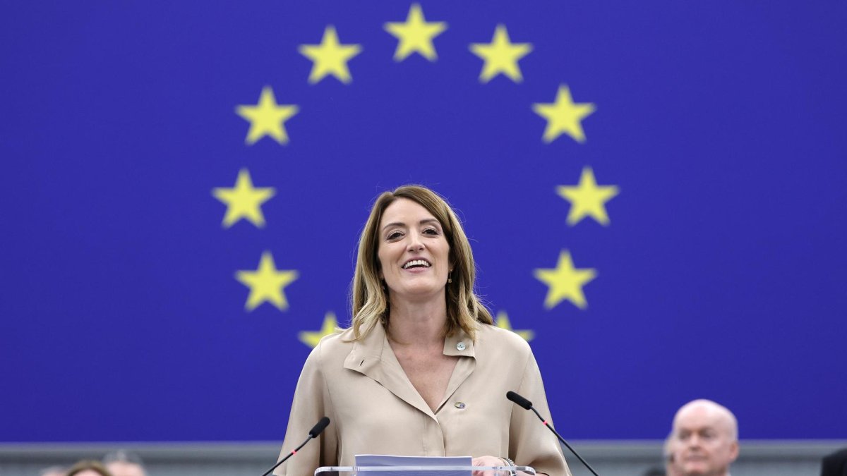 Roberta Metsola pronuncia una declaración tras ser reelegida Presidenta del Parlamento Europeo durante una sesión plenaria del parlamento en Estrasburgo, Francia, el 16 de julio de 2024. La primera sesión del nuevo Parlamento Europeo se inauguró el 16 de julio y los eurodiputados eligieron a su presidente para los próximos dos años y medio. (Francia, Estrasburgo) EFE/EPA/RONALD WITTEK