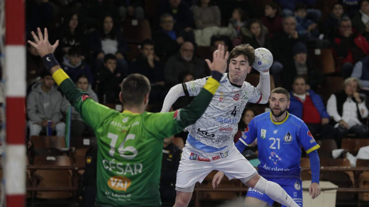 El Ademar tendrá que renunciar a la Copa de Castilla y León casi con toda seguridad para disputar la eliminatoria con el Braga. F. OTERO