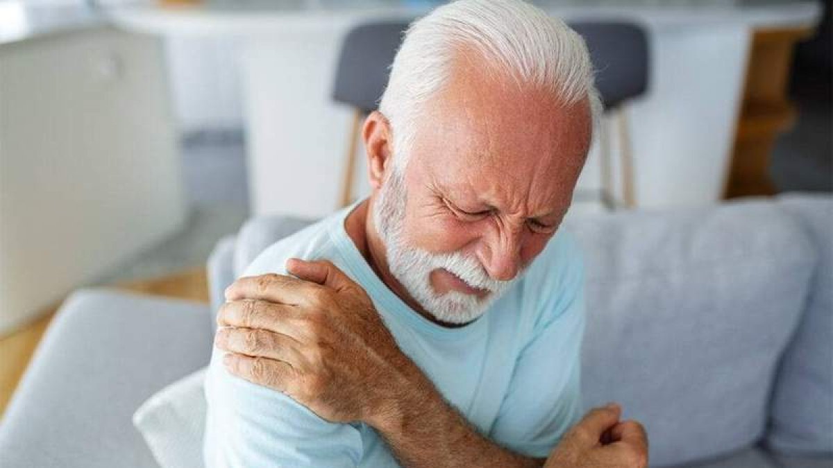 Un hombre con signos de dolor. DL
